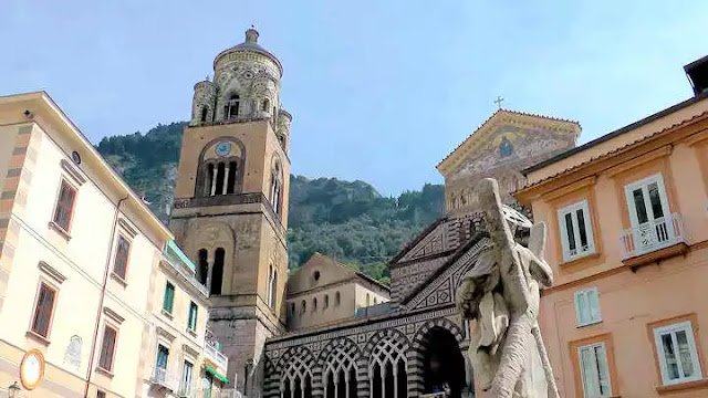 Amalfi - campanario visto desde piazza Sant'Andrea