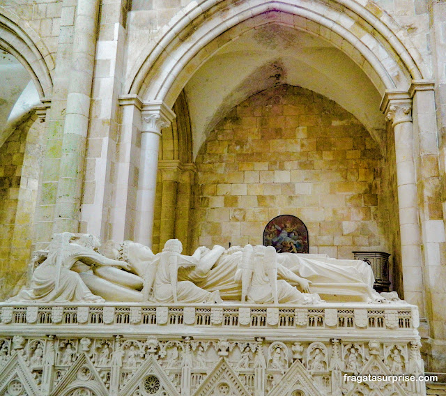 Túmulo de Inês de Castro no Mosteiro de Alcobaça em Portugal