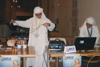 Monjas periodista en el centro de prensa de la visita del Papa Benedicto XVI junto a la estación de radioaficionados de ARMIC
