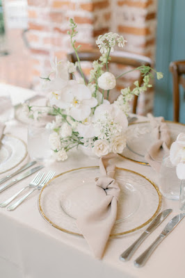 reception decor with gold rimmed charger