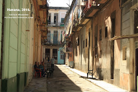 Узкая улица в Гаване