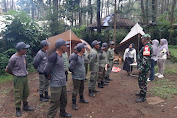 Sinergitas Babinsa Koramil 0411 Bersama Babinkantibmas Telukjambe Berikan Latihan Satlinmas Desa Wadas