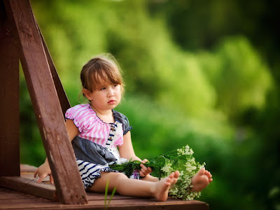 foto de niña sentada en banca  