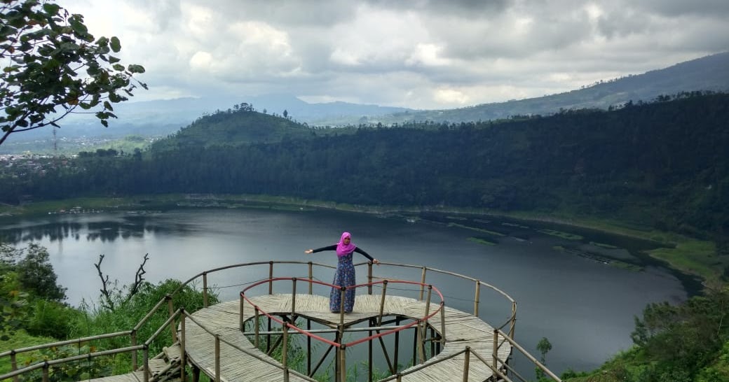 Melihat Keindahan Telaga Menjer Paket Wisata Dieng Murah 