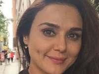 3 pemotretan Preity Zinta pakai kemben