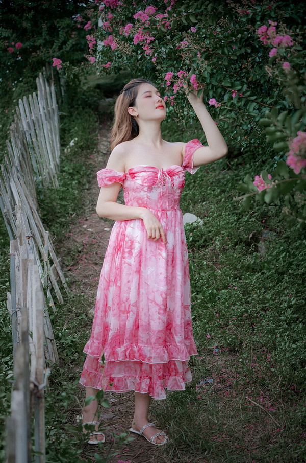 Thiếu nữ áo đầm hồng, hoa tường vi