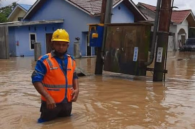 Petugas PLN Amankan Pasokan Listrik Akibat Banjir di Bukit Raya Pekanbaru