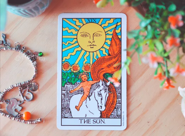 Saiba o significado da Carta (XIX) 19 - O Sol no Tarot do amor, dinheiro e trabalho, na saúde, como obstáculo ou invertida e como conselho.