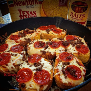 EASY GARLIC BREAD PIZZA