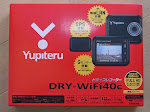 yupiteru DRY-WiFi40cドライブレコーダーの商品パッケージちゃんと見ればシガーソケット付属と書いてあるが通販で購入したのでそんなの見ているはずも無く