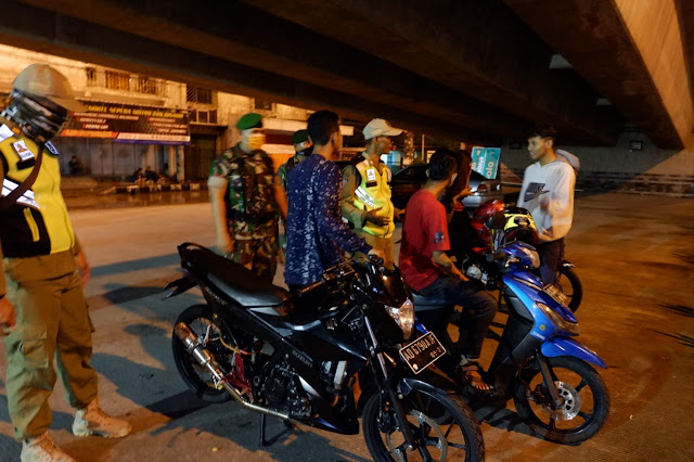 KodimKaranganyar - Anggota Kodim 0727 Karanganyar Bersama Satpol PP Melaksanakan Patroli Malam