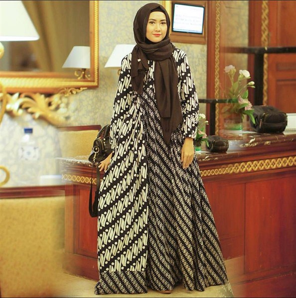 Trend model busana batik muslimah syar'i terbaru untuk lebaran 2017/2018