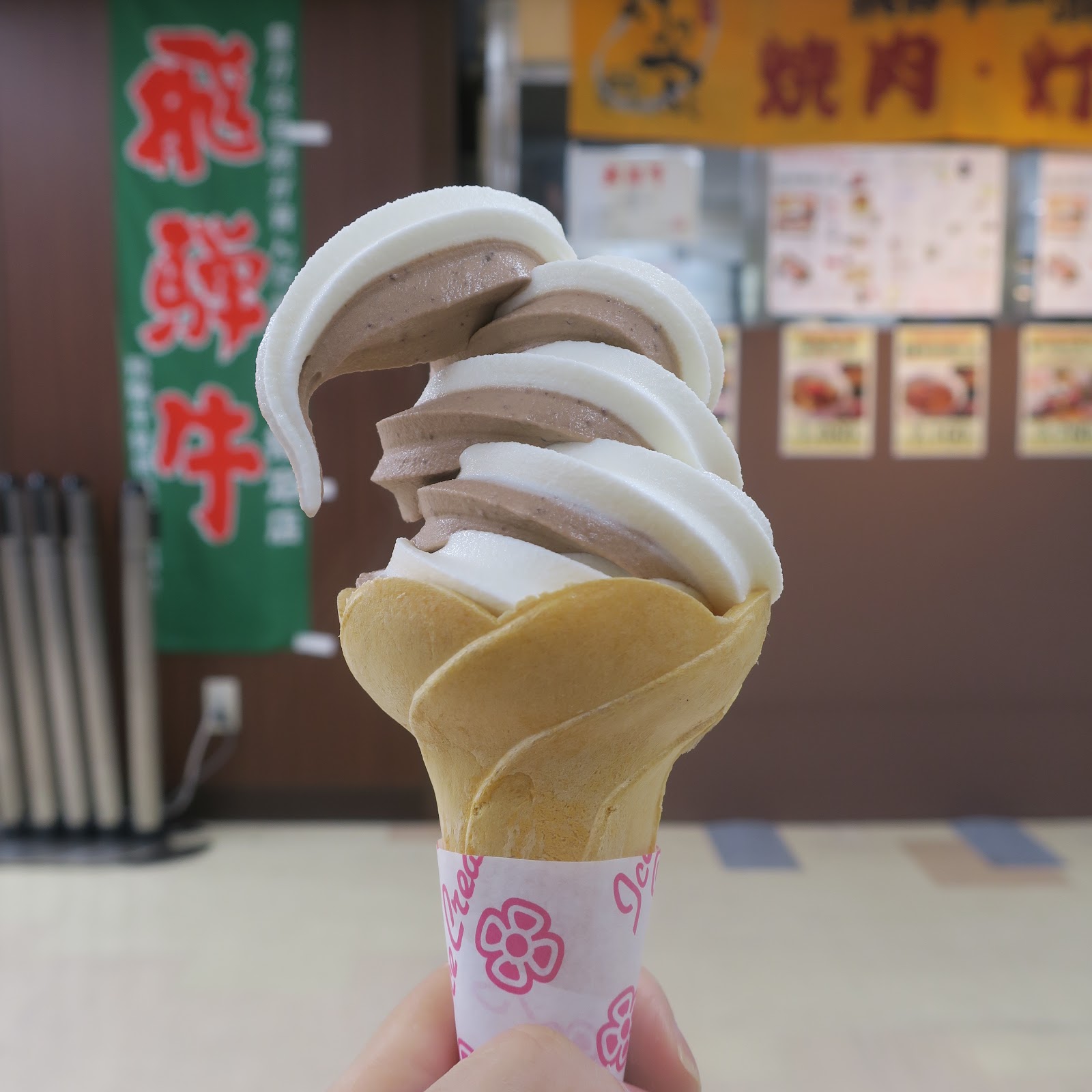 【牧成舎／岐阜県】ジャージーミルク×チョコミックスソフトクリーム：370円