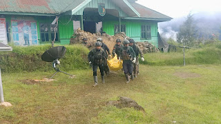 Pasukan TNI-POLRI Berhasil Evakuasi Jenazah Alexsander Parapak Korban Penembakan OPM