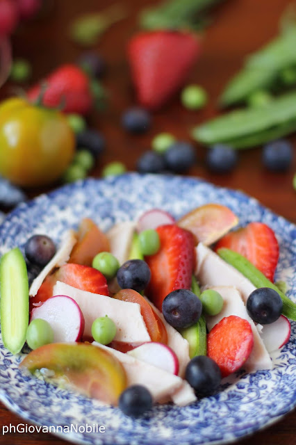 Insalata con fesa di tacchino, zucchinette, fragole, rapanelli, mirtilli e pomodori