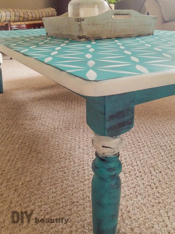 Don't throw that table away, stencil it for a fresh new look! This DIY is available at DIY beautify!