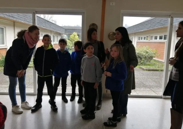 Alumnos del Colegio Alemán visitan a residentes del Hogar Santa María de Osorno