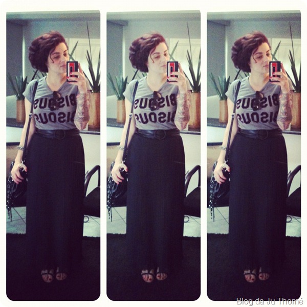 look camiseta miss melon BISOU BISOU e saia longa plissada