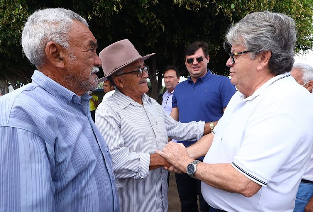 João Azevêdo entrega e inspeciona obras de travessias urbanas em Santana de Mangueira e Manaíra