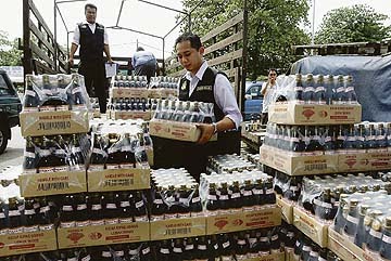 LAMAN-SERi : MeNCaRi KeReDHaaN-MU: 3,360 botol kicap Cap ...