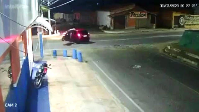 Câmera registra momento em que carro colide contra moto em avenida no bairro Piauí