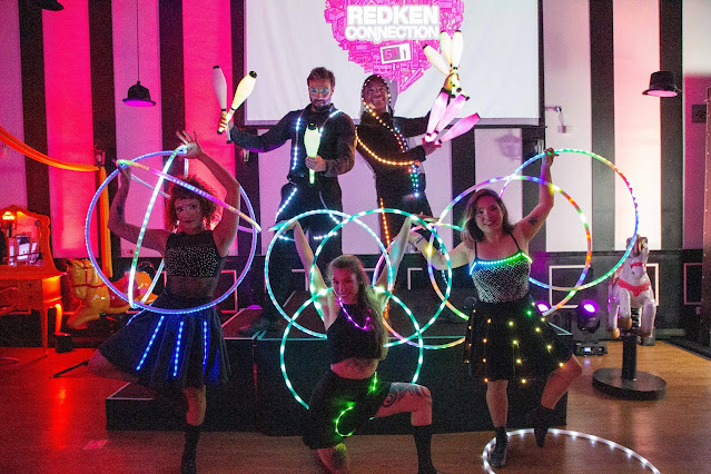 Apresnetação de Malabaristas de luzes com figurinos led de Humor e Circo para evento de lançamento de produto.