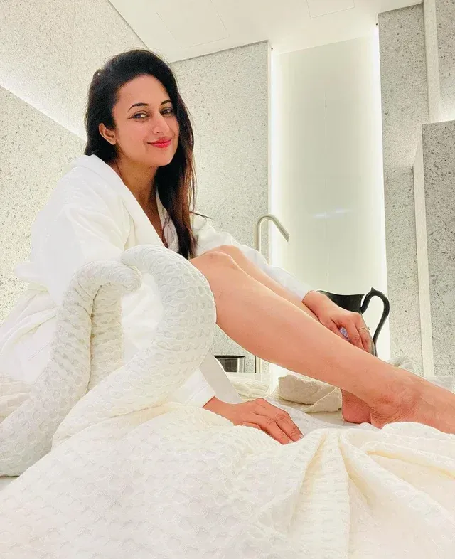 divyanka tripathi sexy legs short dress indian tv actress