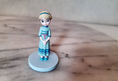 Miniatura de vinil estática Elsa menina com base redonda do desenho Frozen - Disney  3,5+0,5cm de base de altura R$ 12,00