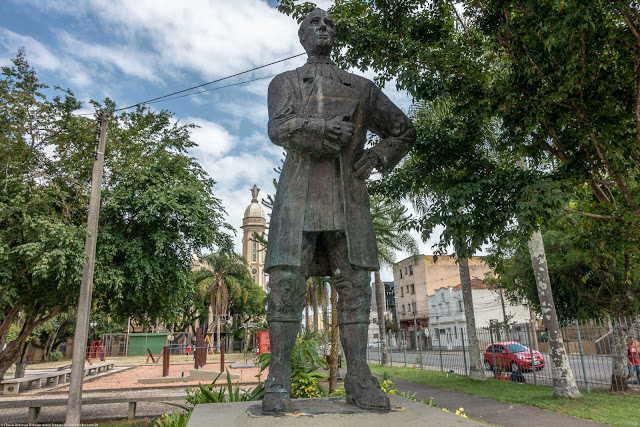 A estátua do Ouvidor Pardinho, localizada na Praça Ouvidor Pardinho