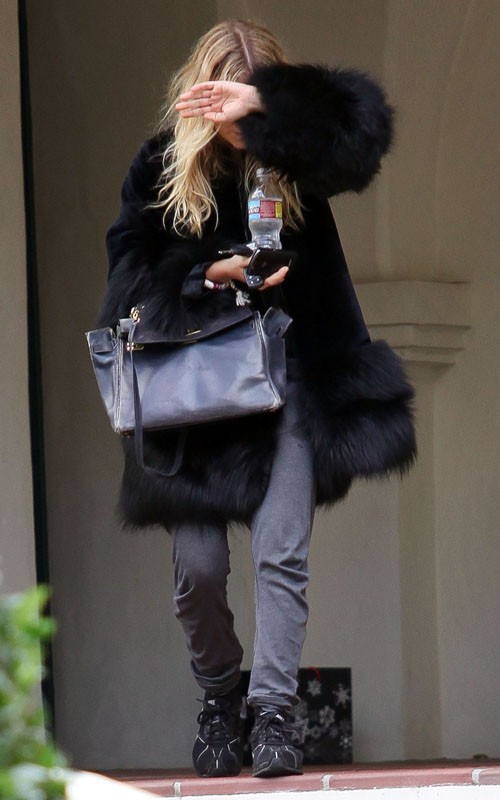 Mary Kate Olsen with her Noir 32cm Kelly Retourn Gold Hardware