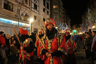 Miles de personas llenan las calles de Barakaldo al paso de la cabalgata de Reyes