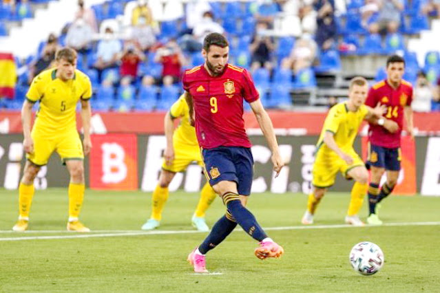 El portero lituano Svedkauskas paró un penalti lanzado por Abel Ruiz. ESPAÑA 4 LITUANIA 0. 08/06/2021. Partido internacional amistoso. Leganés, Madrid, estadio de Butarque. GOLES: 1-0: 3’, Hugo Guillamón. 2-0: 23’, Brahim Díaz. 3-0: 53’, Miranda, de tiro libre directo. 4-0: 71’, Javi Puado.