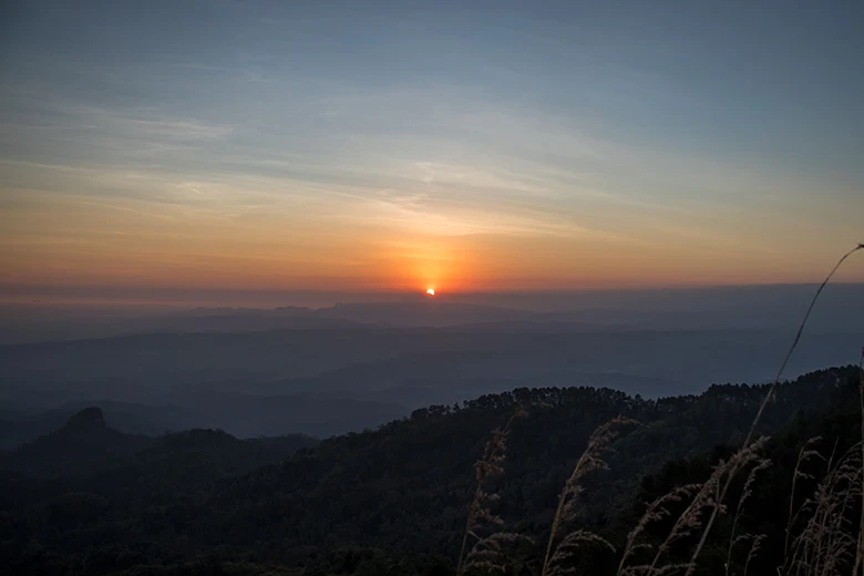 Matahari Terbenam di Puncak Gunung Kunir Purworejo