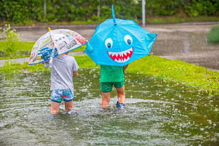 雨の中で遊ぶ二人の子ども