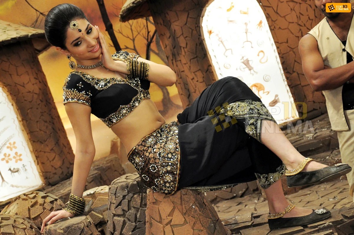 Tamanna Bhatia dancing in the song "Pudikale Pudikuthu" from the movie "Venghai"