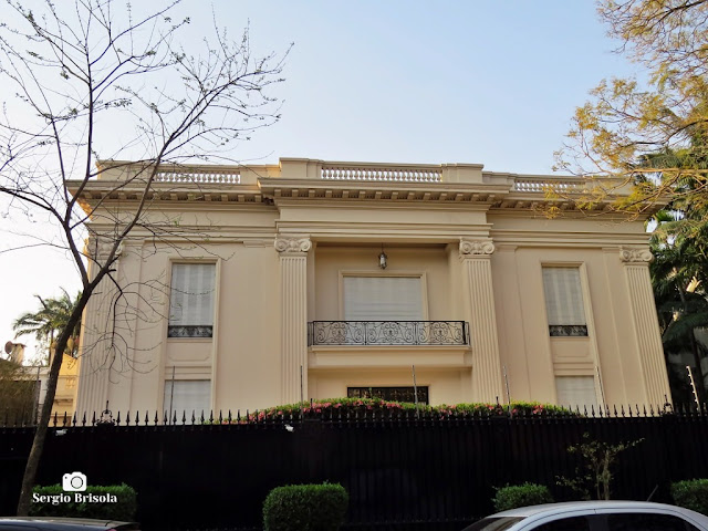 Vista da fachada de um antigo Palacete em estilo Neoclássico na Rua Noruega - Jardim Europa - São Paulo