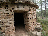 Detall de la porta amb la llinda plana de la barraca de Bessuny