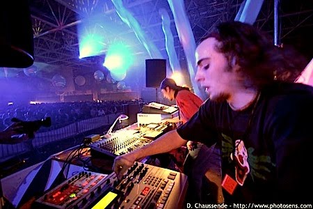 17+ Musique Techno, Untuk Mempercantik Ruangan