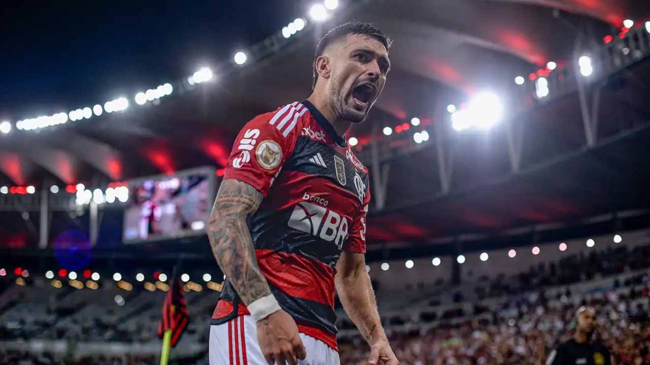 Flamengo vence Bragantino e entra na briga pelo título do Brasileiro