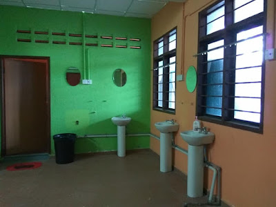 kamar mandi He & She Hostel