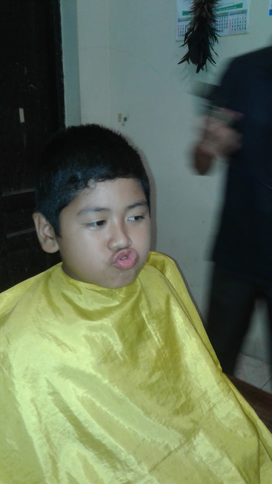 Foto Lucu Anak  Kecil  Saat Pangkas Rambut  di Salon