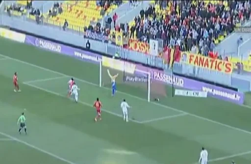 Guingamp goalkeeper fails to stop a long range attempt from Idir Ouali