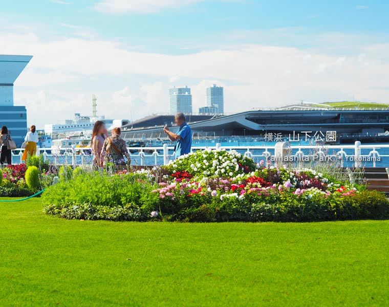 横浜･山下公園の赤い靴花壇