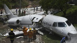   Ένα ιδιωτικό αεροπλάνο έπεσε σε δρόμο στην Τεγουσιγάλπα της Ονδούρας, λίγο μετά την απογείωσή του από το διάδρομο. Τουλάχιστον έξι άνθρωπο...