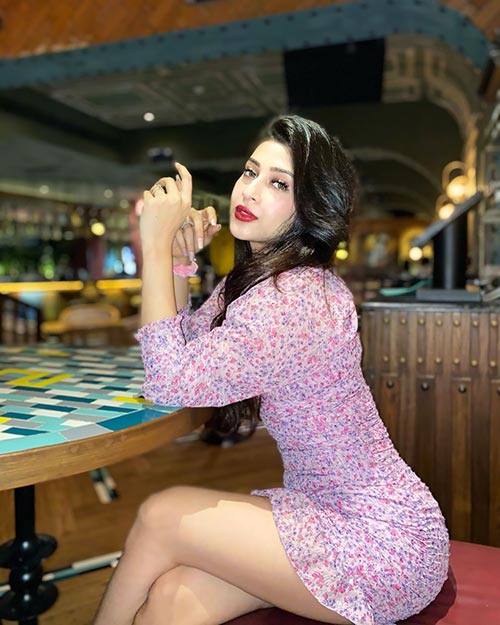 Sonarika Bhadoria curvy hot indian tv actress