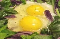 Uova e verdure a foglia verde per occhi sani