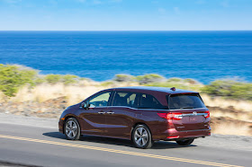 Rear 3/4 view of 2018 Honda Odyssey Elite