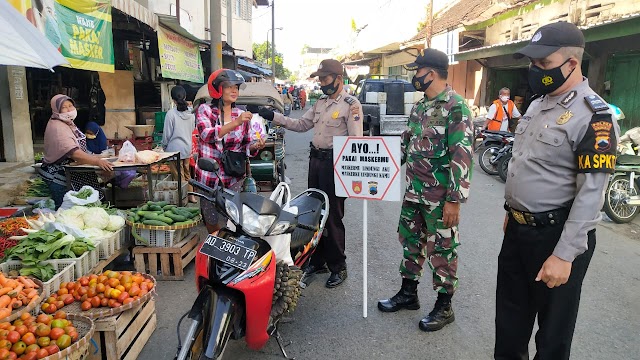 Koramil 06/Kartasura Bersama Polsek Kartasura Sasar Pasar Himbau Prokes 5M 