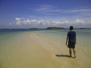 Jalan pasir di Pulau Maringkik