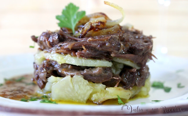 Timbal de rabo de toro con patatas panadera. Julia y sus recetas